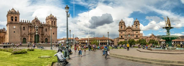 Cusco, Peru - 13 Mayıs 2016: Panoramik manzaralı Plaza de Armas Inca Çeşme, Katedral ve Compania de İsa Kilisesi - Cusco, Peru