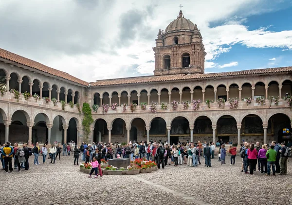 Cusco, Peru - 14 Mayıs 2016: Santo Domingo avlunun Qoricancha Inca Harabeleri - Cusco, Peru, manastır