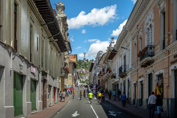 Quito Ecuador Junio 2016 Ciclistas Peatones Una Calle Cerrada Dominical — Foto de Stock