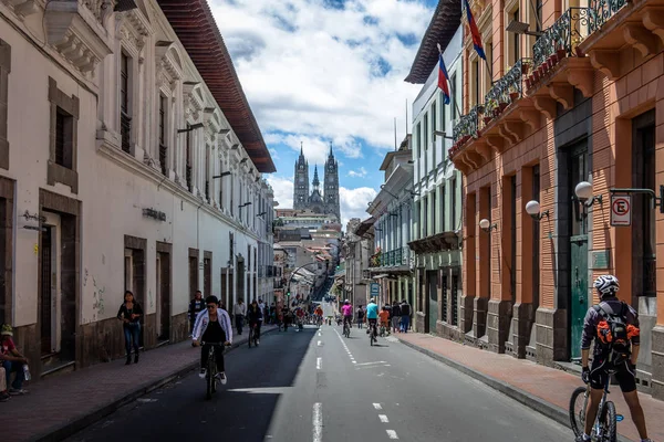 Quito Ecuador Junio 2016 Motociclistas Peatones Una Calle Cerrada Dominical — Foto de Stock
