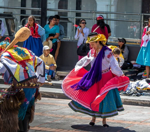 Quito Ecuador Июня 2016 Года Группа Национальном Костюме Исполняет Эквадорский — стоковое фото
