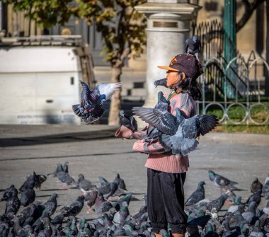 La Paz, Bolivya - 01 Mayıs 2016: Plaza Murillo 'da güvercin besleyen çocuk - La Paz, Bolivya
