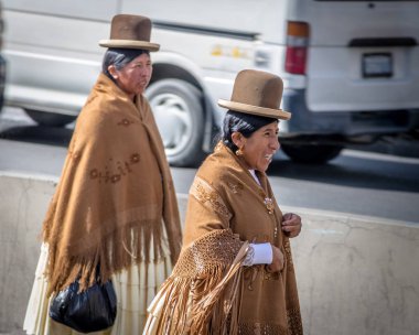 La Paz, Bolivya - 30 Nisan 2016: Geleneksel kadın (Cholitas) sırasında 1st-in tipik giysili işçi günü geçit töreni - La Paz, Bolivya