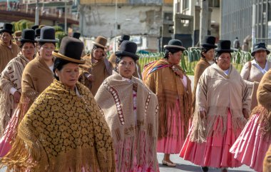 Geleneksel kadın (Cholitas) sırasında 1st-in tipik giysili günü yürüyüşü - La Paz, Bolivya emek