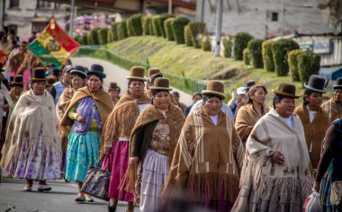 Geleneksel kadın (Cholitas) sırasında 1st-in tipik giysili günü yürüyüşü - La Paz, Bolivya emek