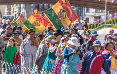 La Paz, Bolivya - 30 Nisan 2016: Geleneksel kadın (Cholitas) sırasında 1st-in tipik giysili işçi günü geçit töreni - La Paz, Bolivya