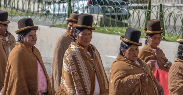 Paz Bolívia 2016 Április Hagyományos Nők Cholitas Tipikus Ruhák Alatt — Stock Fotó