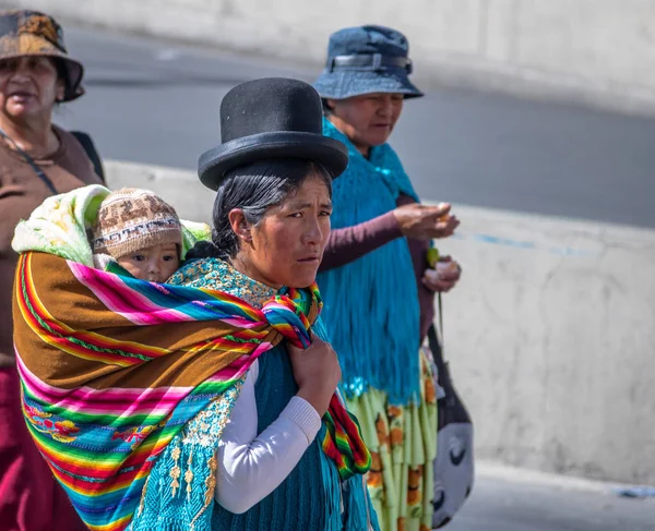 日の間に彼女の背中に赤ちゃんを持つ典型的な衣服は Paz ボリビア 2016 伝統的な女性 Cholita 労働者の日パレード Paz ボリビア — ストック写真