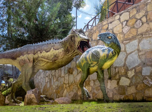 Sucre, Bolivya - 25 Nisan 2016: Dinozor modeli içinde Kretase Park, Cal Orcko - Sucre, Bolivya