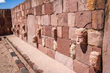 Oyma taş bilir başları, Kalasasaya Tapınağı, Tiwanaku (Tiahuanaco) kültür - La Paz Bolivya