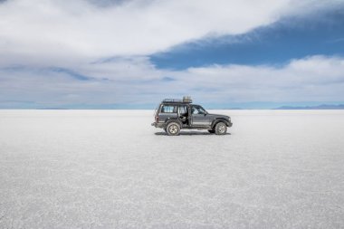 Salar de Uyuni tuz düz off-road araç - Potosi Department, Bolivya