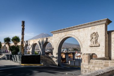 Arka planda Yanahuara Plaza ve Misti Yanardağı Kemerleri - kemerler üzerinde yazılı şehrin ünlü insanların tırnak vardır - Arequipa, Peru
