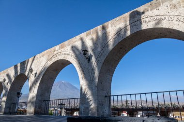 Arequipa, Peru - 8 Mayıs 2016: Yanahuara Plaza'nın Kemerleri ve Arka Plandaki Misti Yanardağı - kemerler üzerinde yazılı şehrin ünlü insanlarının tırnak - Arequipa, Peru