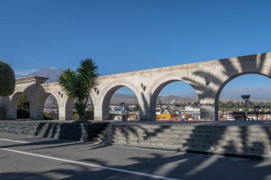 Arka planda Yanahuara Plaza ve Misti Yanardağı Kemerleri - kemerler üzerinde yazılı şehrin ünlü insanların tırnak vardır - Arequipa, Peru