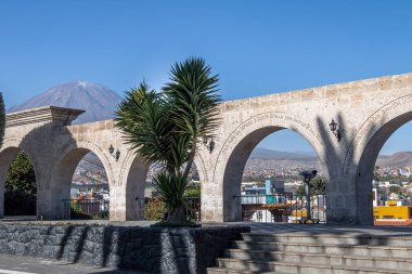 Arka planda Yanahuara Plaza ve Misti Yanardağı Kemerleri - kemerler üzerinde yazılı şehrin ünlü insanların tırnak vardır - Arequipa, Peru