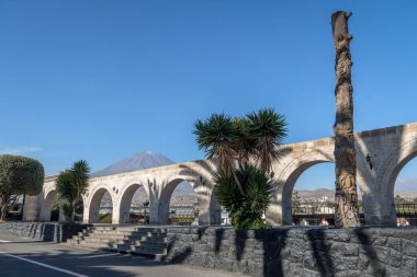 Arka planda Yanahuara Plaza ve Misti Yanardağı Kemerleri - kemerler üzerinde yazılı şehrin ünlü insanların tırnak vardır - Arequipa, Peru