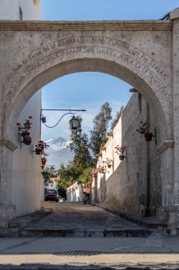 Arequipa, Peru - 8 Mayıs 2016: Arch ünlü arequipan vatandaş ve Yanahuara Street - Arequipa, Peru bir alıntı ile