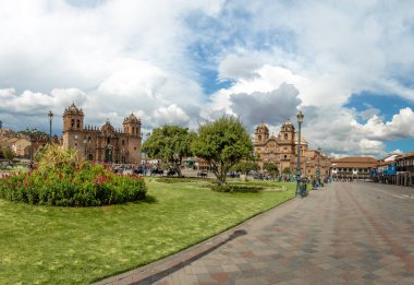 Panoramik Plaza de Armas Katedrali ve Compania de İsa Kilisesi - Cusco, Peru