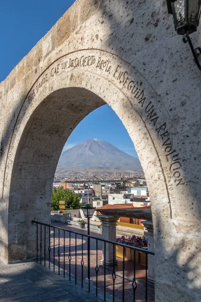 秘鲁阿雷基帕 2016年5月8日 亚纳瓦拉广场拱门和米斯蒂火山背景 写在拱门上是城市名人的名言 阿雷基帕 — 图库照片