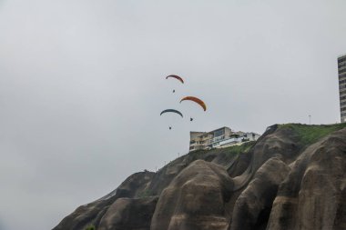 Yamaç paraşütü Miraflores bölgesinde - Lima, Peru