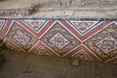 Detayları oyulmuş duvara Huaca de la Luna arkeolojik sitesi - Trujillo, Peru