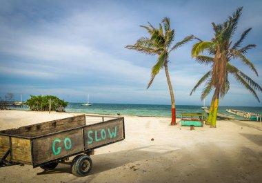 Ahşap sepeti Go Slow ileti Caye Caulker - Belize ile