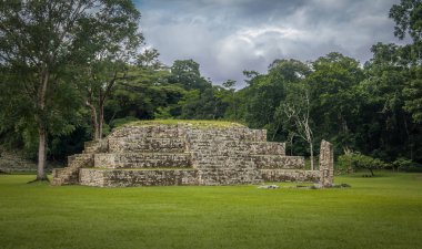 Piramit ve Stella büyük Plaza Maya harabelerini - Copan Archaeo