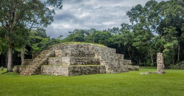 Piramit ve Stella büyük Plaza Maya harabelerini - Copan Archaeo