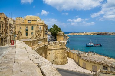 Arka plan - Valletta, Malta Valletta ve Victoria kapısı ve Ricasoli Fort ile Grand Harbour Cityscape görünümü
