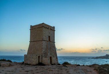 Gün batımında Golden Bay'deki Ghajn Tuffieha Kulesi - Malta