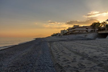 Günbatımı üzerinde bir Akdeniz beach, İyon Denizi Mount Etna Yanardağı ile arka planda - Bova Marina, Calabria, İtalya