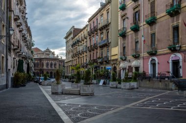 Sokak Catania ile ünlü Opera Tiyatro Teatro Bellini arka planda - Catania, Sicilya, İtalya