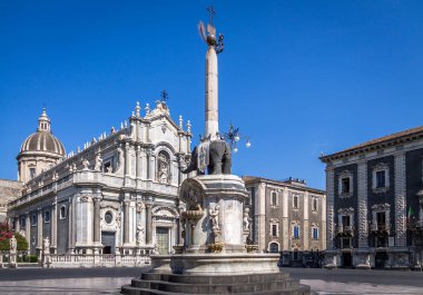 Piazza del Duomo, Catania, fil heykel ve S Cathedral