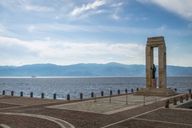 Athena Tanrıça heykel ve Vittorio Emanuele, Arena dello Stretto - Reggio Calabria, İtalya için anıt