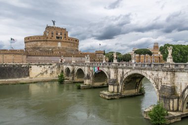 Aziz Angelo Kalesi (Saint melek Kalesi) ve köprüden Tiber Nehri - Roma, İtalya