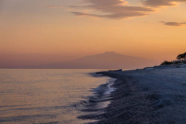 Sunset Mediterranean Beach Ionian Sea Mount Etna Volcano Background Bova — Stock Photo, Image