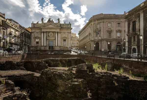 ビアージョ教会のあるステシコロ広場 ローマ円形劇場の遺跡の背景 カターニア シチリア イタリア — ストック写真