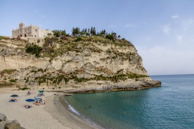 Tropea Beach ve Santa Maria dell'Isola Kilisesi - Tropea, Calabria, İtalya