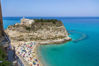 Tropea Plajı ve Santa Maria dell'Isola havadan görünümü, Kilise - Tropea, Calabria, İtalya