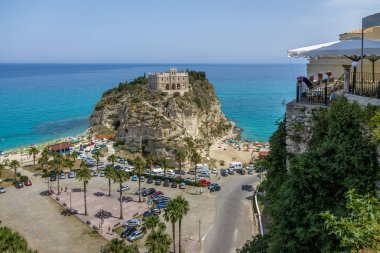 Hava görünümünü Santa Maria dell'Isola Kilisesi - Tropea, Calabria, İtalya