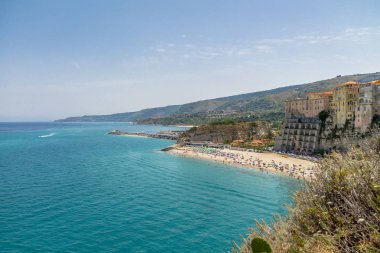 Havadan görünümü Tropea plaj ve kent - Tropea, Calabria, İtalya