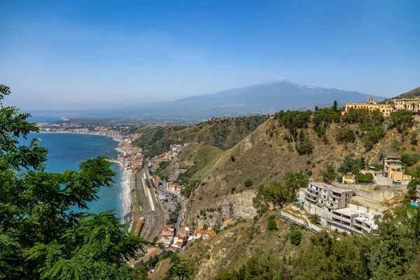 Vista Aérea Ciudad Taormina Mar Mediterráneo Volcán Etna Taormina Sicilia —  Fotos de Stock