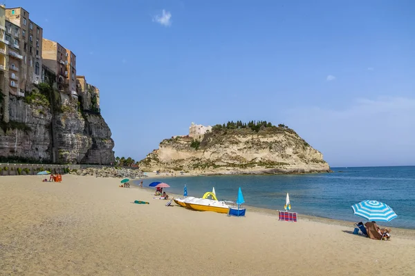 Tropea Beach ve Santa Maria dell'Isola Kilisesi - Tropea, Calabria, İtalya