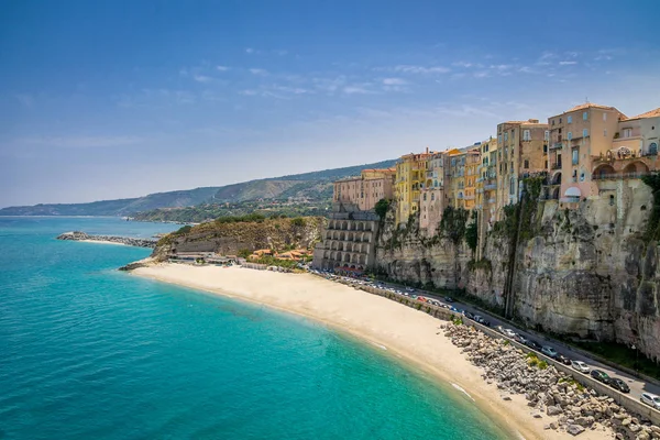 Υψηλή αντίληψη της Tropea και παραλία - Καλαβρία, Ιταλία — Φωτογραφία Αρχείου