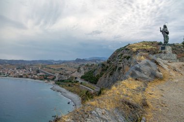 Madonna del Mare (Our Lady deniz) heykeli ve Bova Marina şehir havadan görünümü - Bova Marina, Calabria, İtalya