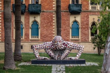 Reggio Calabria, İtalya - Haziran 13, 2015: Rabarama tarafından yaratılan Adam Heykeli (Paola Epifani) rıhtımda bulunan (lungomare) - Reggio Calabria, İtalya