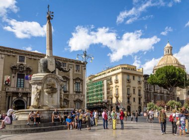 Catania, İtalya - 18 Haziran 2015: Piazza del Duomo (Katedral Meydanı) ile Santa Agatha ve fil heykel çeşme - Catania, Sicilya, İtalya katedral