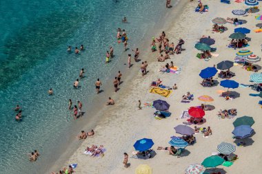 Tropea, İtalya - 14 Haziran 2015: Tropea beach - Tropea, Calabria, İtalya eğleniyor insan havadan görünümü