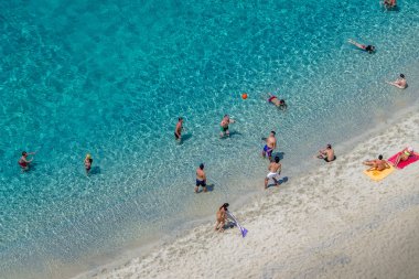 Tropea, İtalya - 14 Haziran 2015: Tropea beach - Tropea, Calabria, İtalya eğleniyor insan havadan görünümü