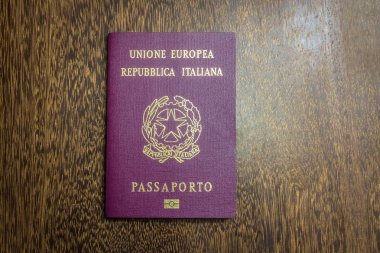 Ahşap arka plan üzerinde İtalyan pasaportu
